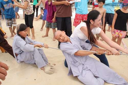 Hoa hậu Đại Dương Đặng Thu Thảo giản dị đi từ thiện