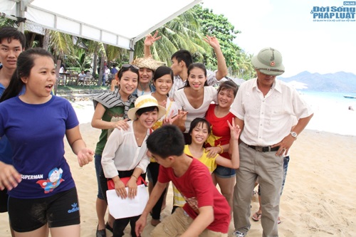 Hoa hậu Đại Dương Đặng Thu Thảo giản dị đi từ thiện