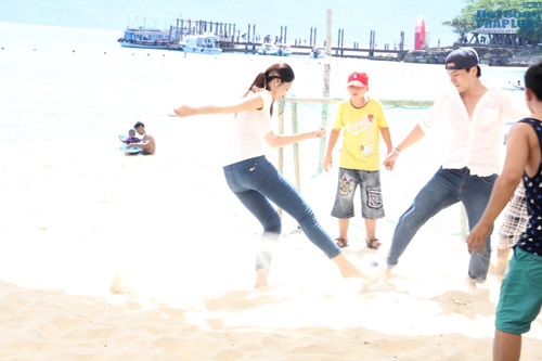 Hoa hậu Đại Dương Đặng Thu Thảo giản dị đi từ thiện