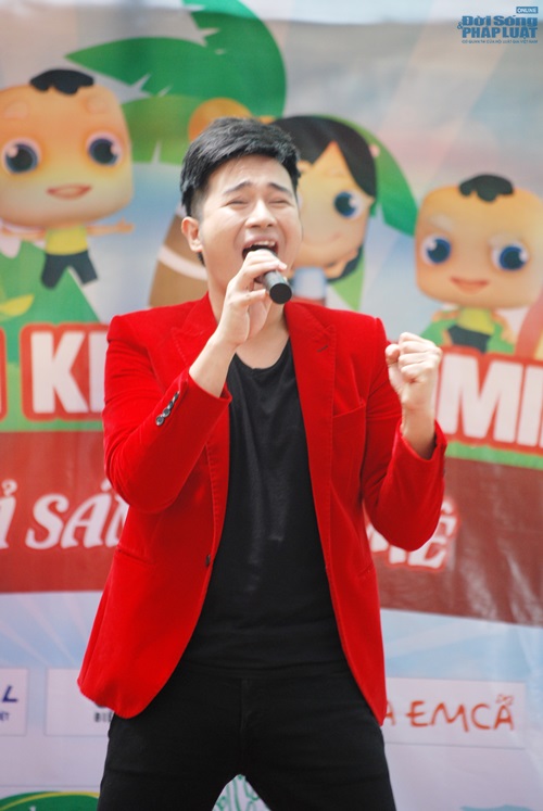 Minh Quân nhí nhảnh chụp hình cùng thiếu nhi