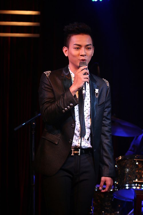 Hoài Lâm nhai kẹo cao su thay trầu để hát Hoài Lâm nhai kẹo cao su thay trầu để hát