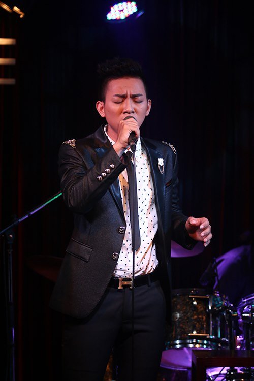 Hoài Lâm nhai kẹo cao su thay trầu để hát Hoài Lâm nhai kẹo cao su thay trầu để hát