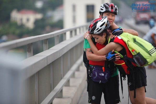 Cuộc Đua Kỳ Thú 2014: Miko Lan Trinh bật khóc nhìn bạn trai đu cầ