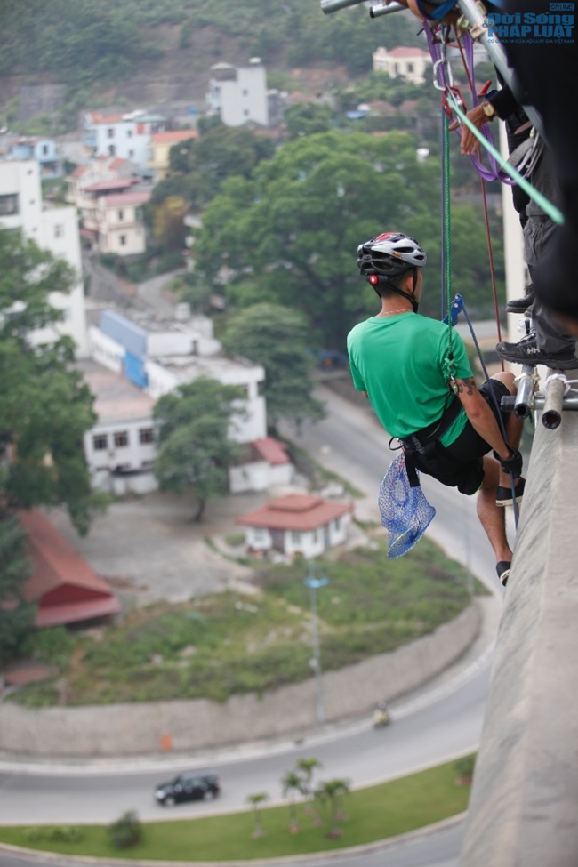 Cuộc Đua Kỳ Thú 2014: Miko Lan Trinh bật khóc nhìn bạn trai đu cầ