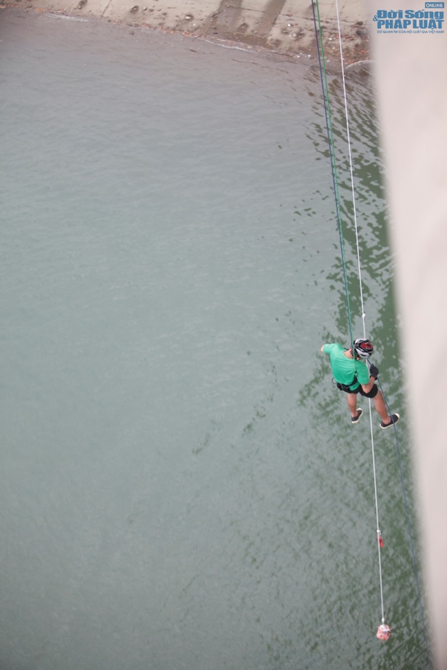 Cuộc Đua Kỳ Thú 2014: Miko Lan Trinh bật khóc nhìn bạn trai đu cầ