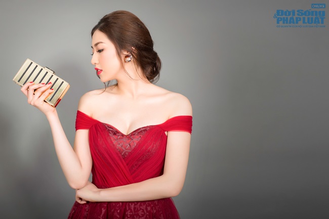 Tú Anh khoe ngực táo bạo trong loạt ảnh mới