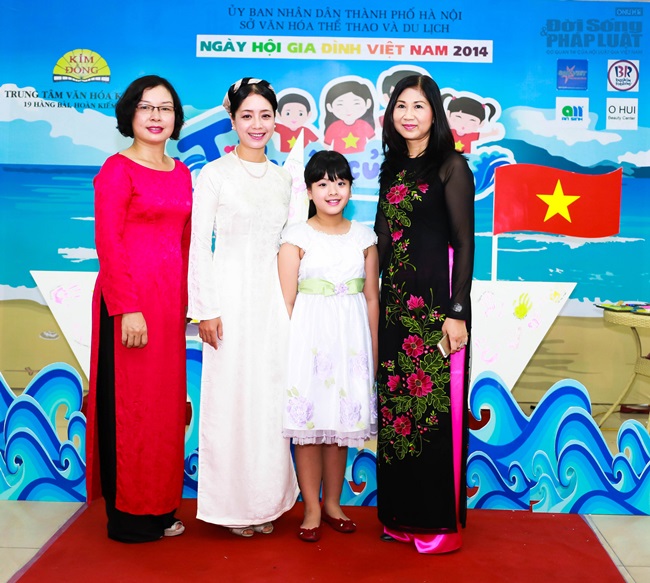 Chiều Xuân và con gái tham gia ngày hội gia đình