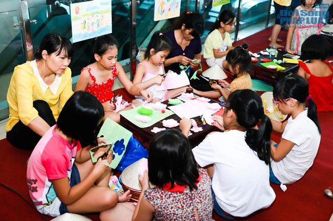 Chiều Xuân và con gái tham gia ngày hội gia đình