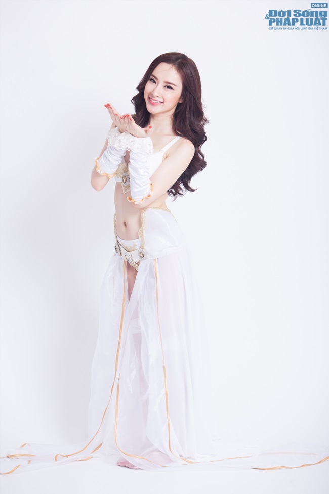 Angela Phương Trinh diện nội y nóng bỏng quảng cáo game