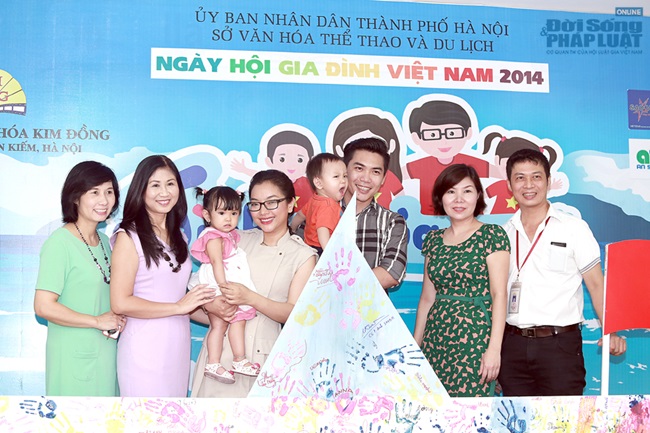 Gia đình sao mai Phương Anh ấm áp bên nhau trong ngày Gia đình