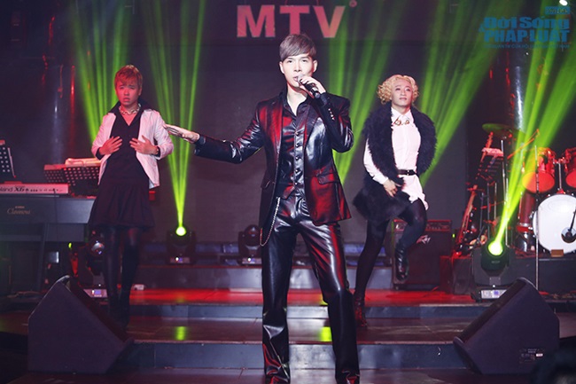 Nhảy quá sung, Nathan Lee gặp sự cố rách quần trên sân khấu