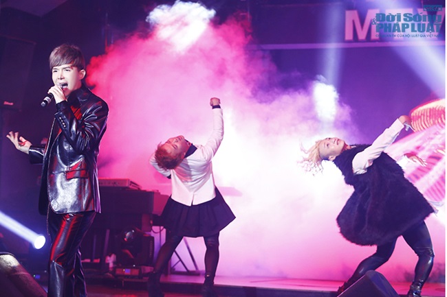 Nhảy quá sung, Nathan Lee gặp sự cố rách quần trên sân khấu