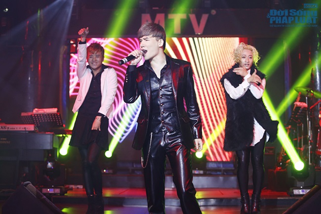 Nhảy quá sung, Nathan Lee gặp sự cố rách quần trên sân khấu