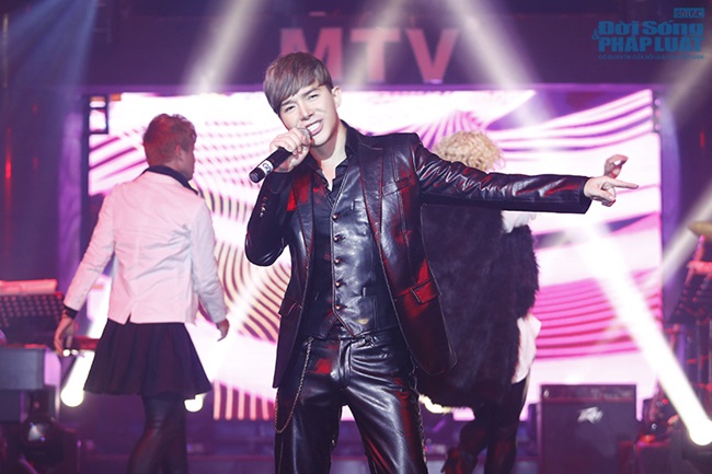 Nhảy quá sung, Nathan Lee gặp sự cố rách quần trên sân khấu