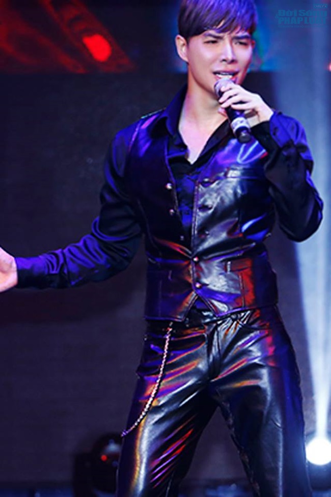 Nhảy quá sung, Nathan Lee gặp sự cố rách quần trên sân khấu