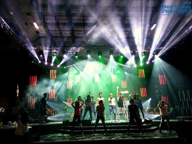 Hồng Ngọc “tung cước” với Đàm Vĩnh Hưng