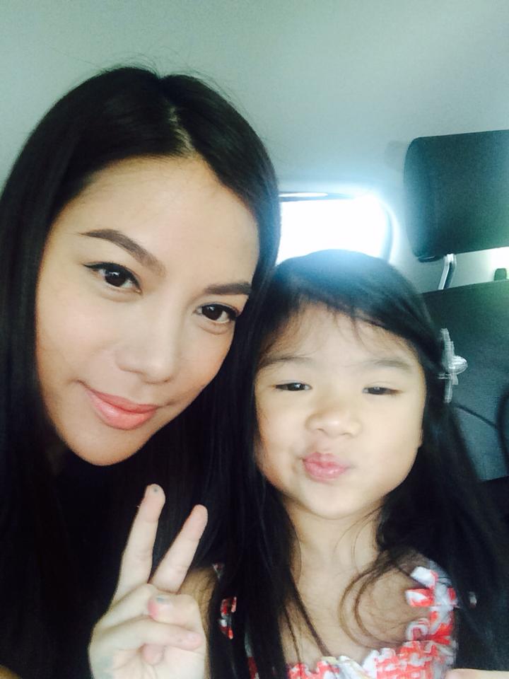 MInh Tú làm gái hư, Angela Phương Trinh giản dị đi từ thiện