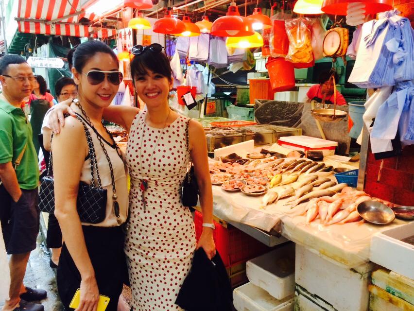 MInh Tú làm gái hư, Angela Phương Trinh giản dị đi từ thiện