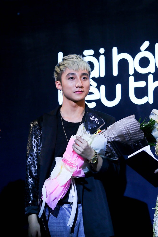 Sơn Tùng M-TP đứng trước nguy cơ bị tước giải thưởng BHYT Sơn Tùng M-TP đứng trước nguy cơ bị tước giải thưởng BHYT