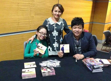 Angela diện áo không quần hồn nhiên làm cô bé dâu tây