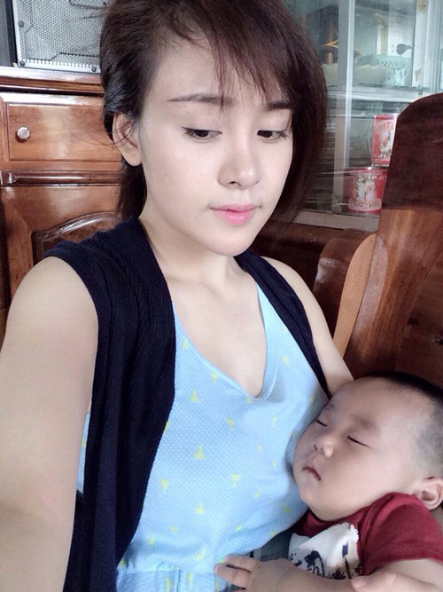 Angela diện áo không quần hồn nhiên làm cô bé dâu tây