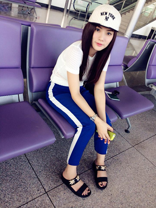 Angela diện áo không quần hồn nhiên làm cô bé dâu tây