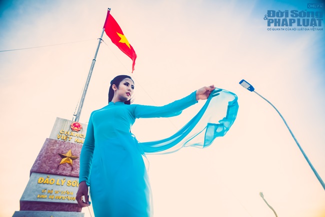 Ngọc Hân diện áo dài, cầm cờ Tổ Quốc tung bay trước biển