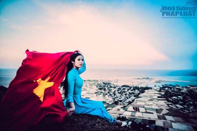 Ngọc Hân diện áo dài, cầm cờ Tổ Quốc tung bay trước biển