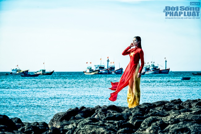 Ngọc Hân diện áo dài, cầm cờ Tổ Quốc tung bay trước biển