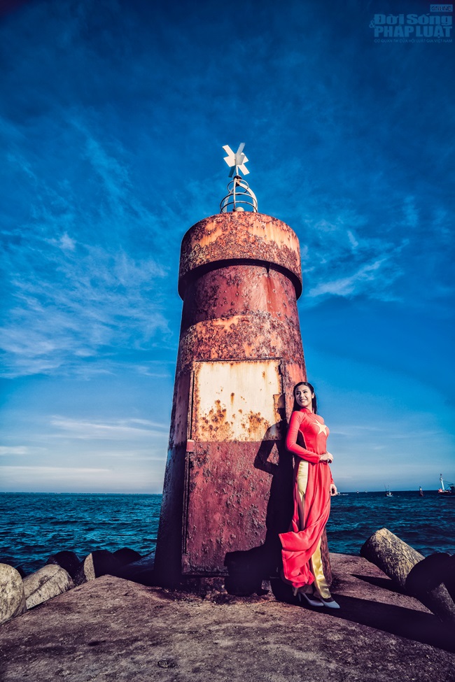 Ngọc Hân diện áo dài, cầm cờ Tổ Quốc tung bay trước biển