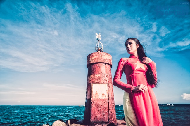 Ngọc Hân diện áo dài, cầm cờ Tổ Quốc tung bay trước biển