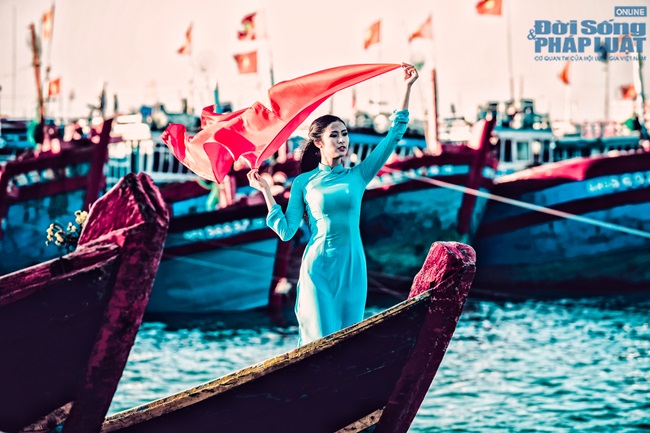 Ngọc Hân diện áo dài, cầm cờ Tổ Quốc tung bay trước biển
