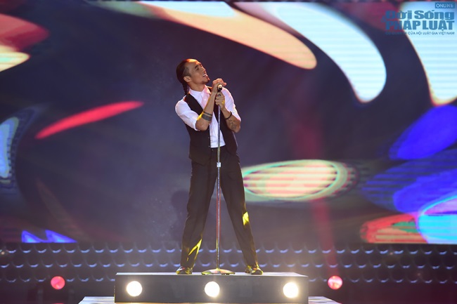 Biểu diễn xuất thần, Phạm Anh Khoa vẫn bị loại