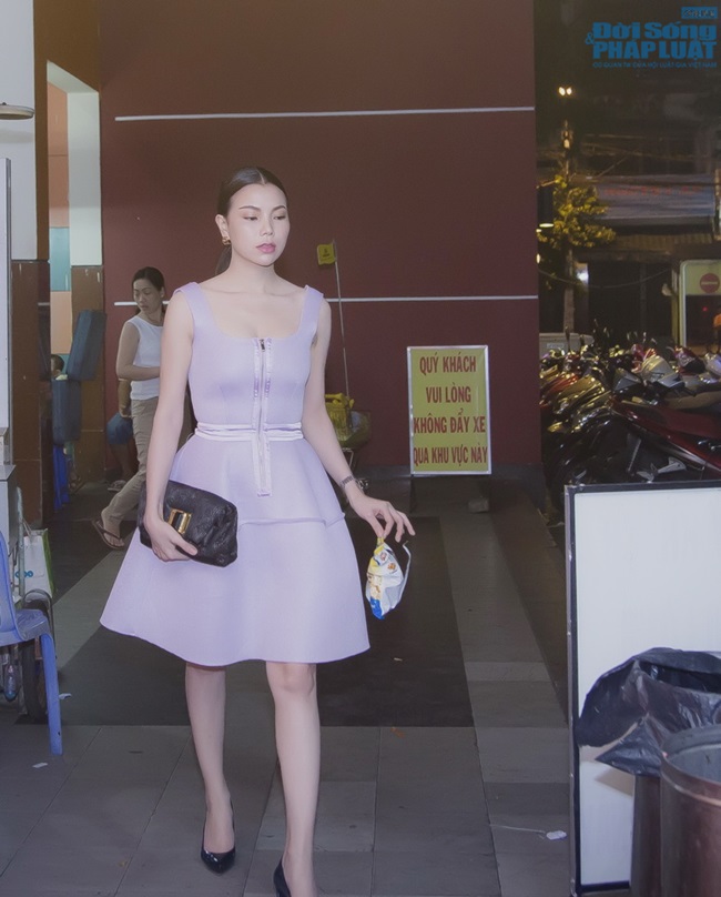 Trà Ngọc Hằng diện đầm hiệu nhặt rác trên đường đi