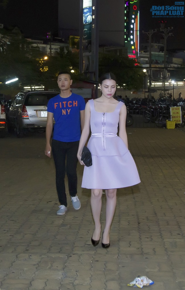 Trà Ngọc Hằng diện đầm hiệu nhặt rác trên đường đi