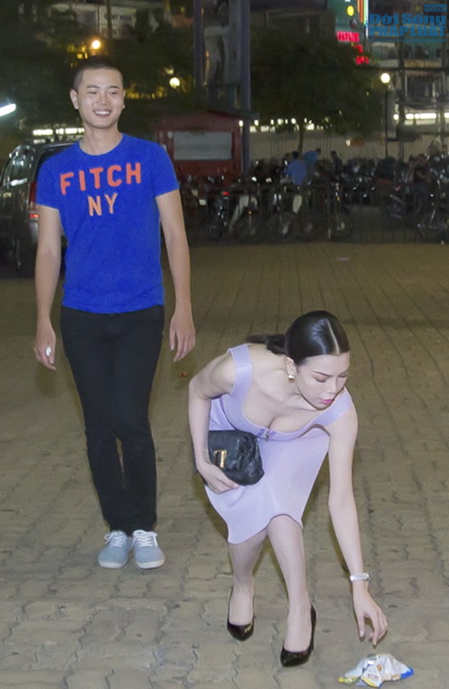 Trà Ngọc Hằng diện đầm hiệu nhặt rác trên đường đi