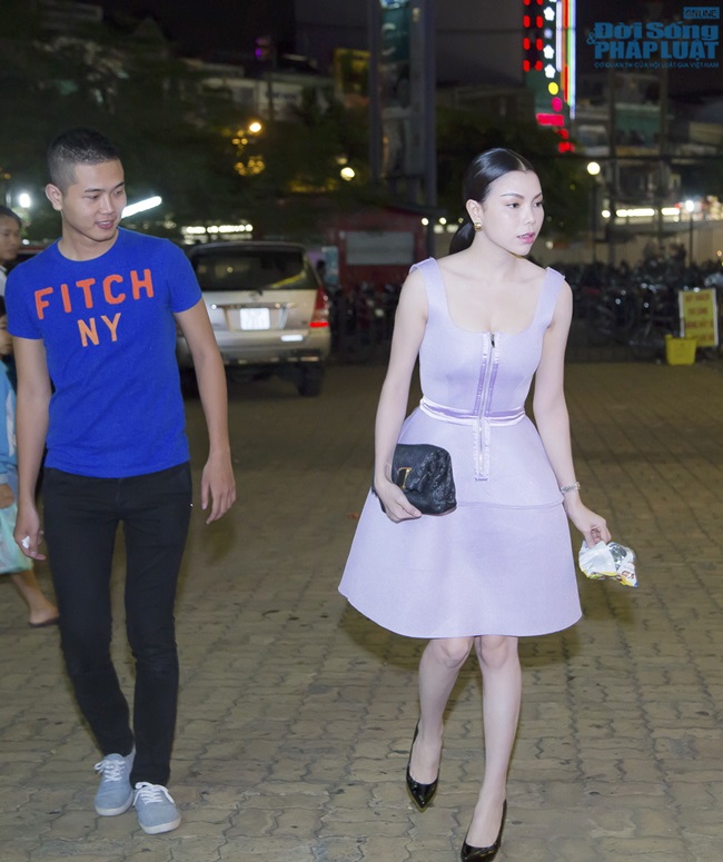 Trà Ngọc Hằng diện đầm hiệu nhặt rác trên đường đi