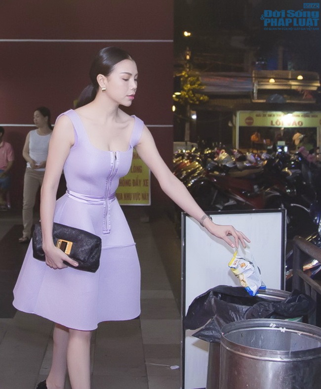 Trà Ngọc Hằng diện đầm hiệu nhặt rác trên đường đi