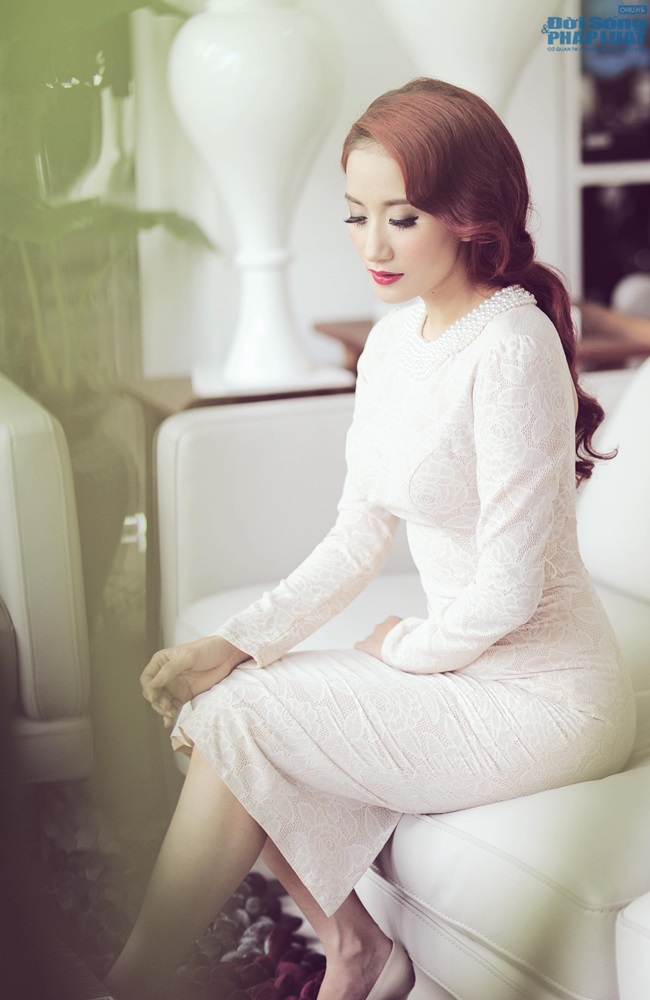 Khánh Thi quyến rũ, mơ màng với đầm hở vai