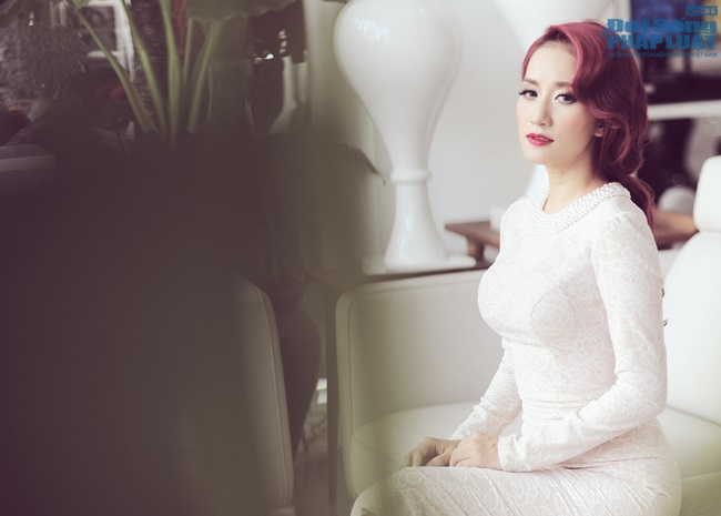 Khánh Thi quyến rũ, mơ màng với đầm hở vai