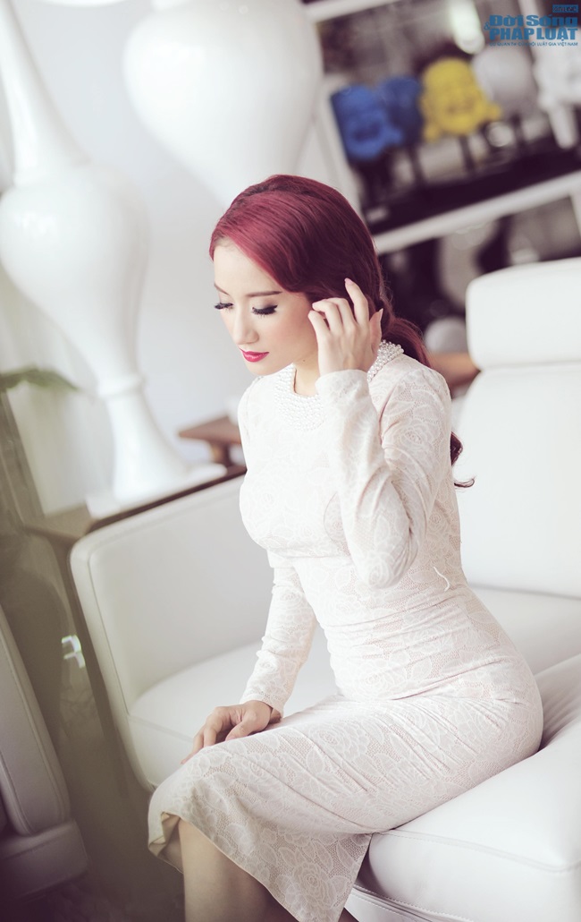 Khánh Thi quyến rũ, mơ màng với đầm hở vai