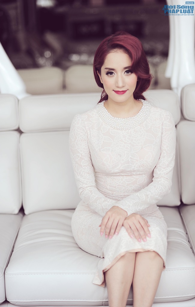 Khánh Thi quyến rũ, mơ màng với đầm hở vai