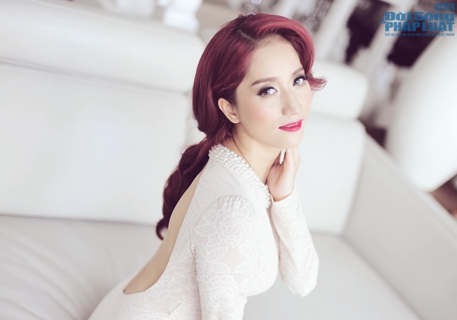 Khánh Thi quyến rũ, mơ màng với đầm hở vai