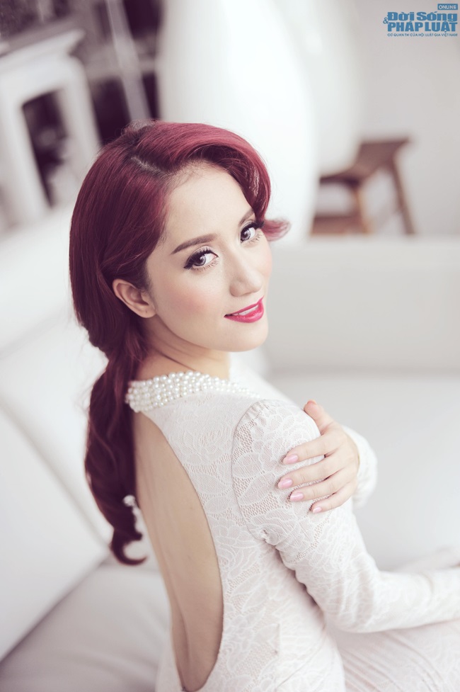 Khánh Thi quyến rũ, mơ màng với đầm hở vai