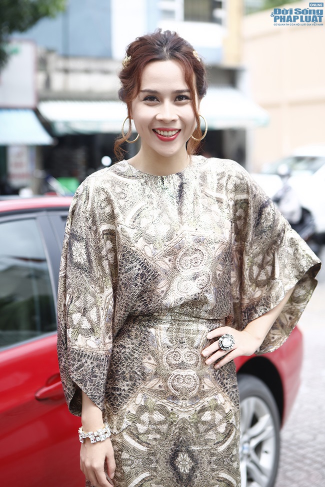 Lưu Hương Giang diện đầm trăm triệu đi chấm thi