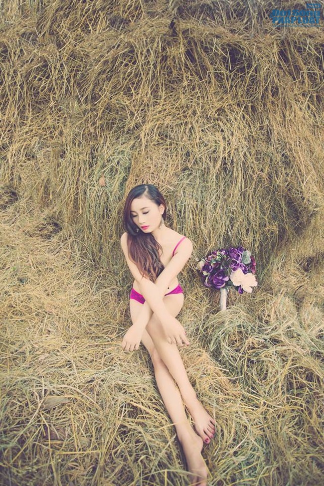 9x bị loại khỏi cuộc thi hoa khôi tung ảnh diện nội y bên rơm rạ
