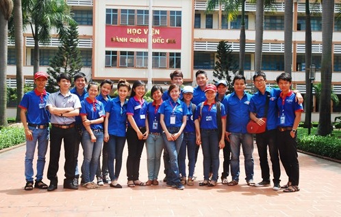 Bà Tưng đẹp dịu dàng trong màu áo xanh tình nguyện