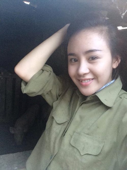 Bà Tưng đẹp dịu dàng trong màu áo xanh tình nguyện