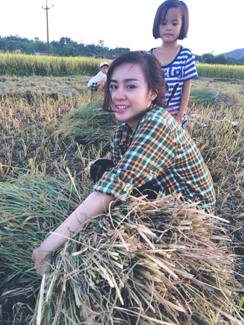 Bà Tưng đẹp dịu dàng trong màu áo xanh tình nguyện