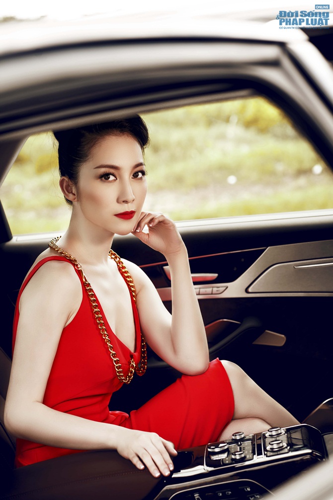 Linh Nga thả dáng bên xế hộp bạc tỷ